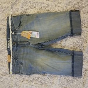 (NWT) light wash denim crops Size 17